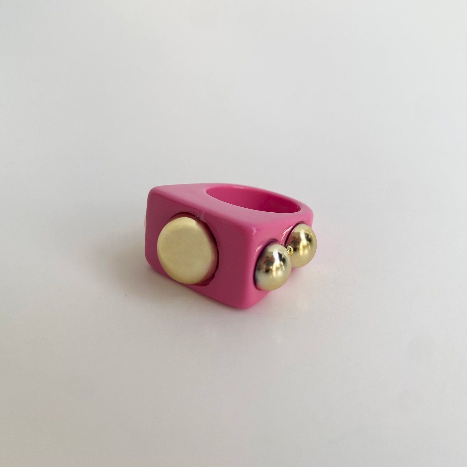 acrylic stud ring in pink