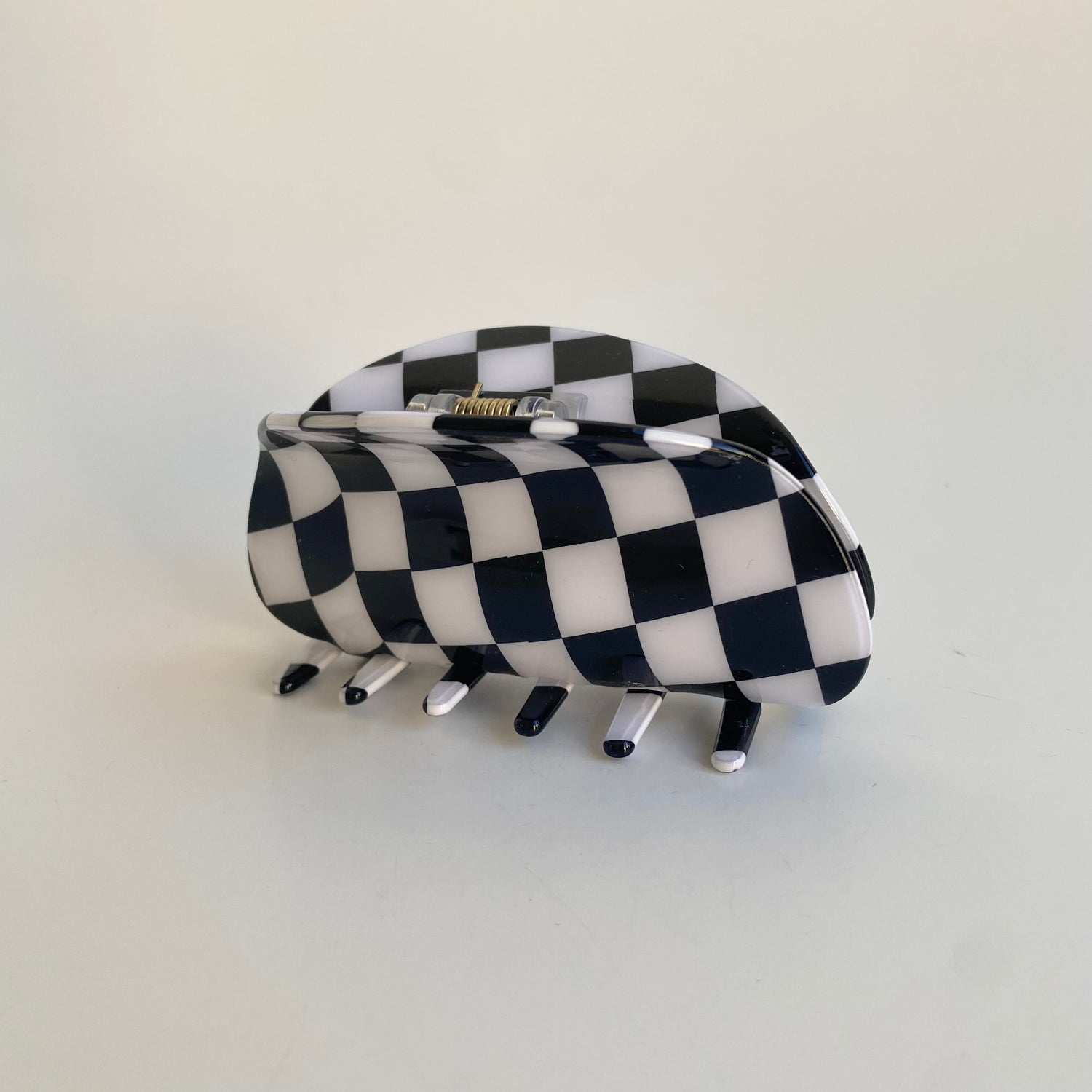 abstract checkered claw clip in black/white