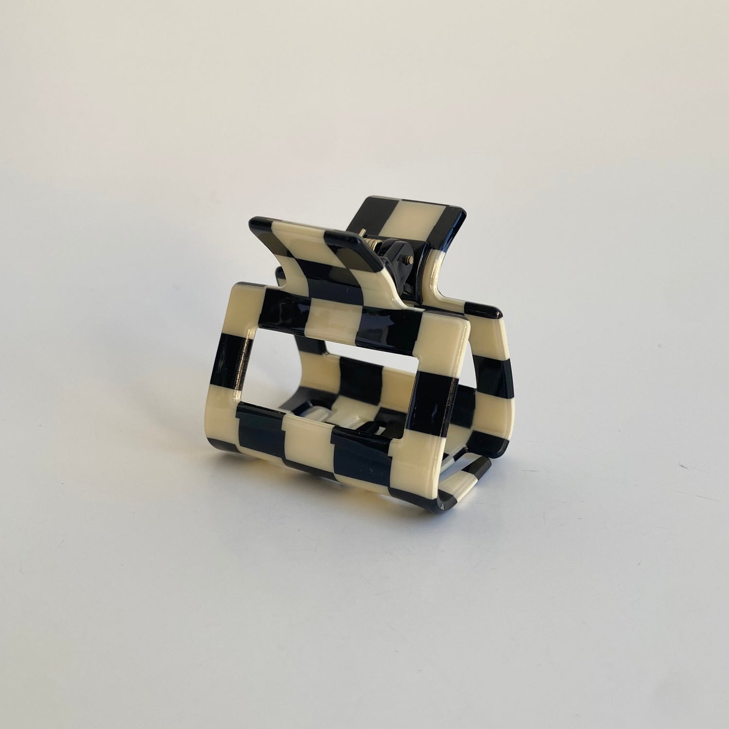 abstract checkered claw clip in black/white small