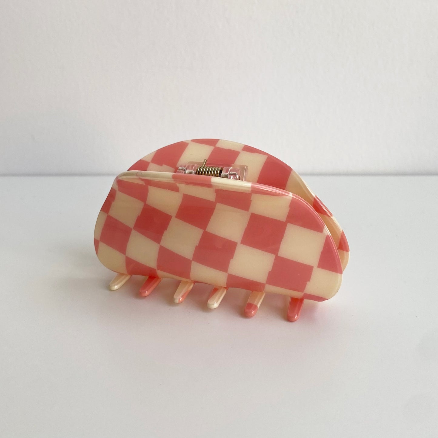 abstract checkered claw clip in pink/white