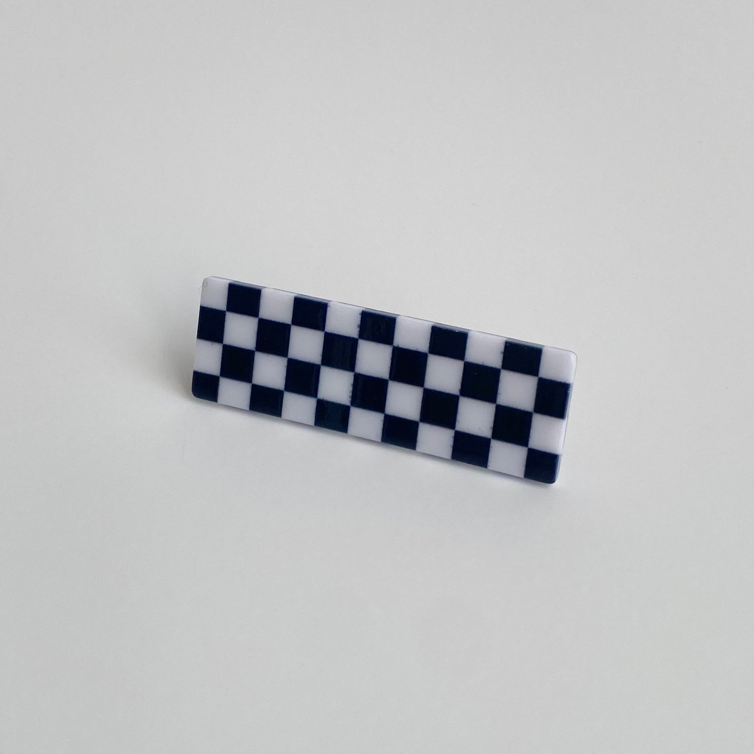 Checkered rectangle hairpin in black checkered