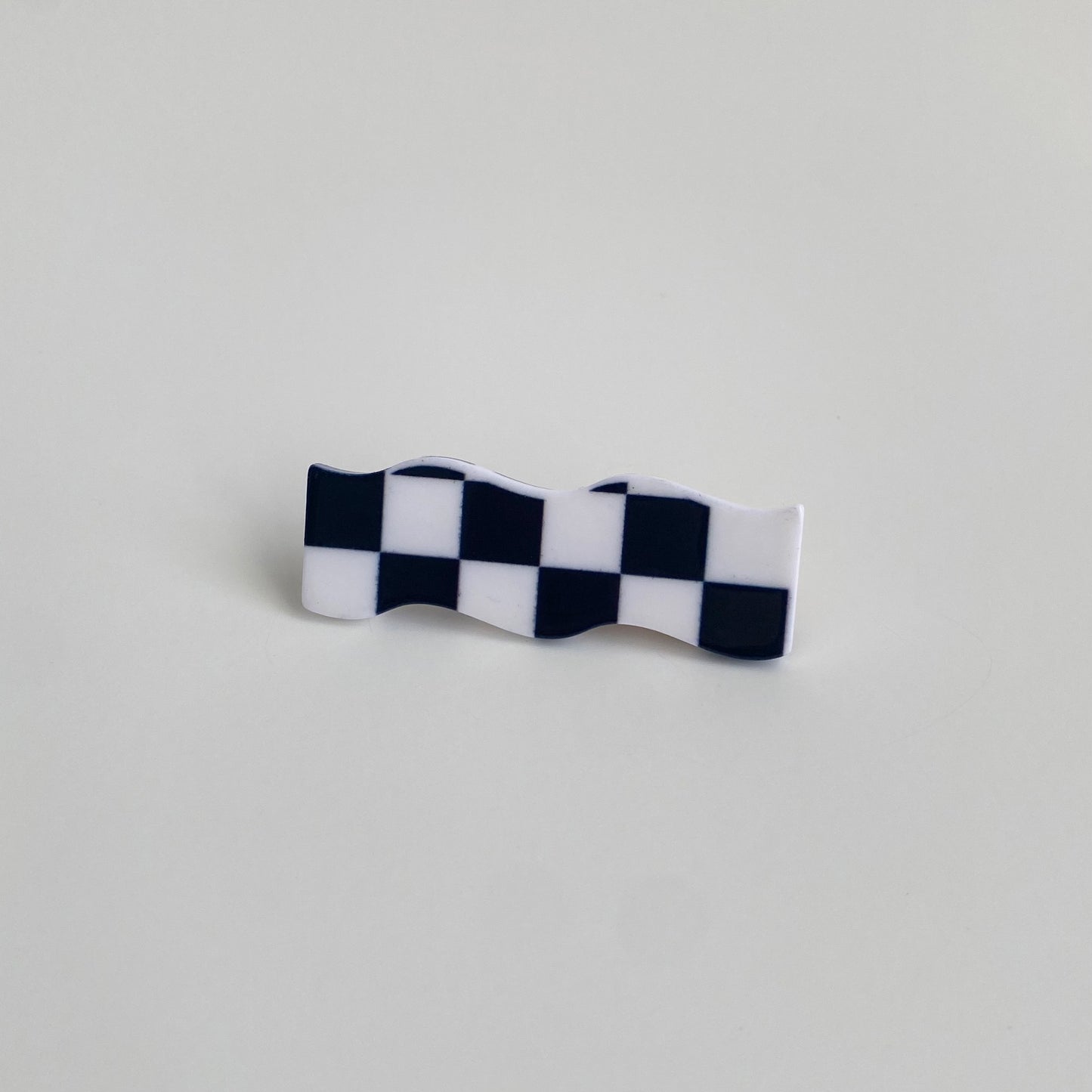 Checkered hairpin in black checkered wave