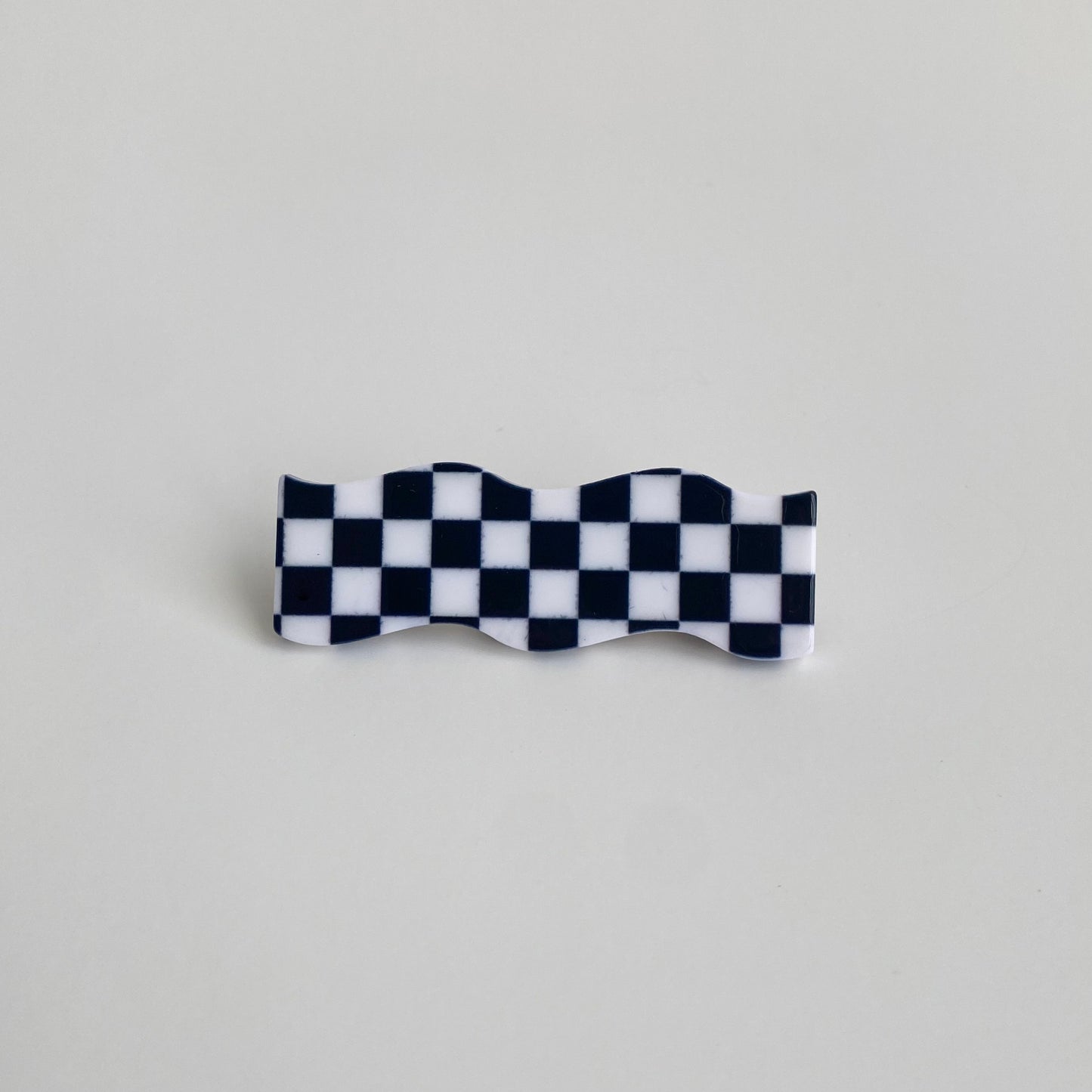 Checkered hairpin in black checkered wave