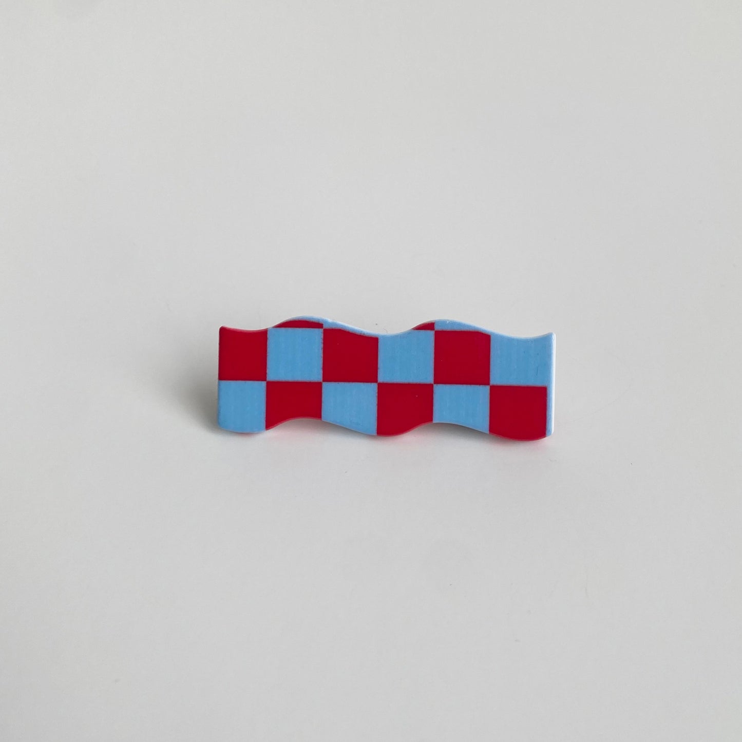 Checkered hairpin in blue & red checkered wave