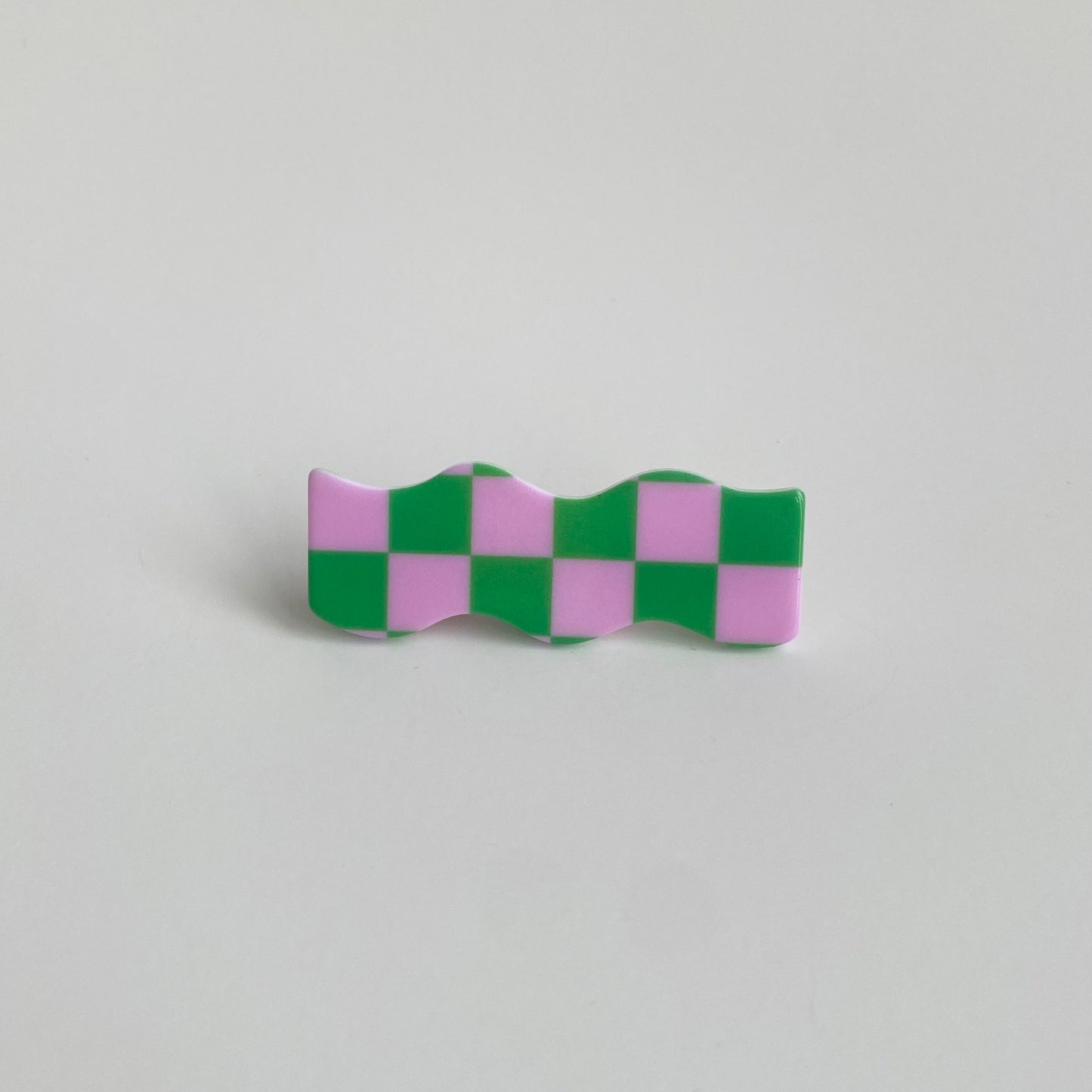 Checkered hairpin in green & pink checkered wave