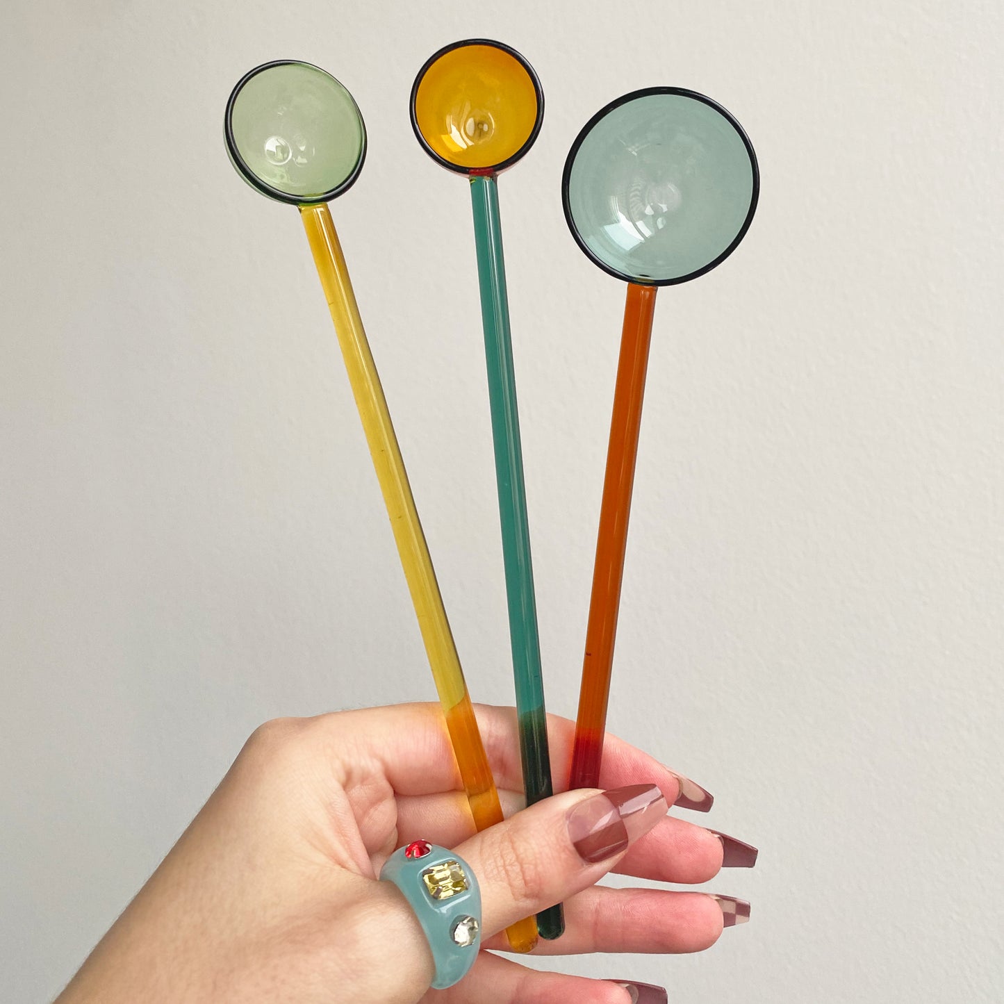Colorblock glass measuring spoons in tablespoon and teaspoon